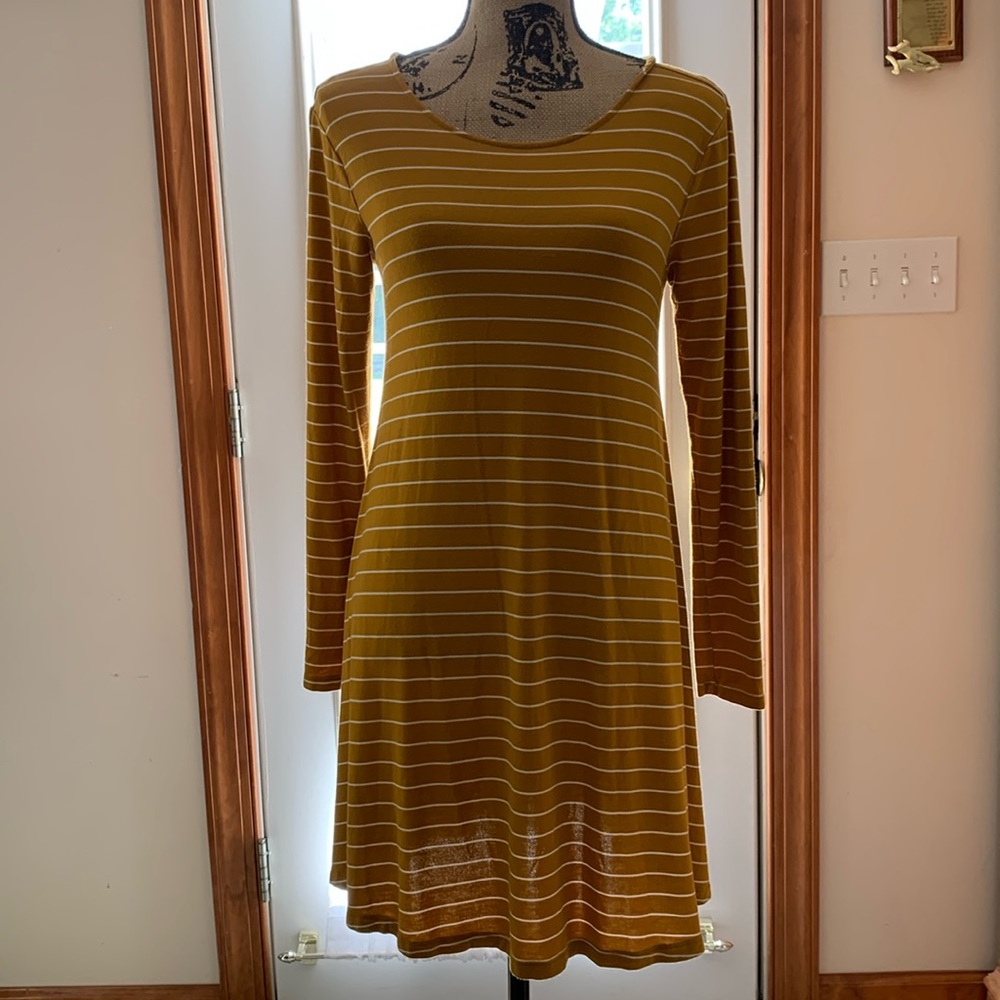 Old Navy M Gold and white swing dress. Super comfy and fun!